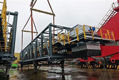 Teleskopiskt bomsystem för själv-lossningsfartyg